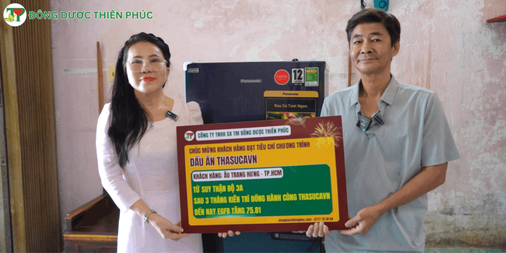 "Dấu ấn Thasucavn" trao tặng chú Hưng chiếc tủ lạnh Panasonic.